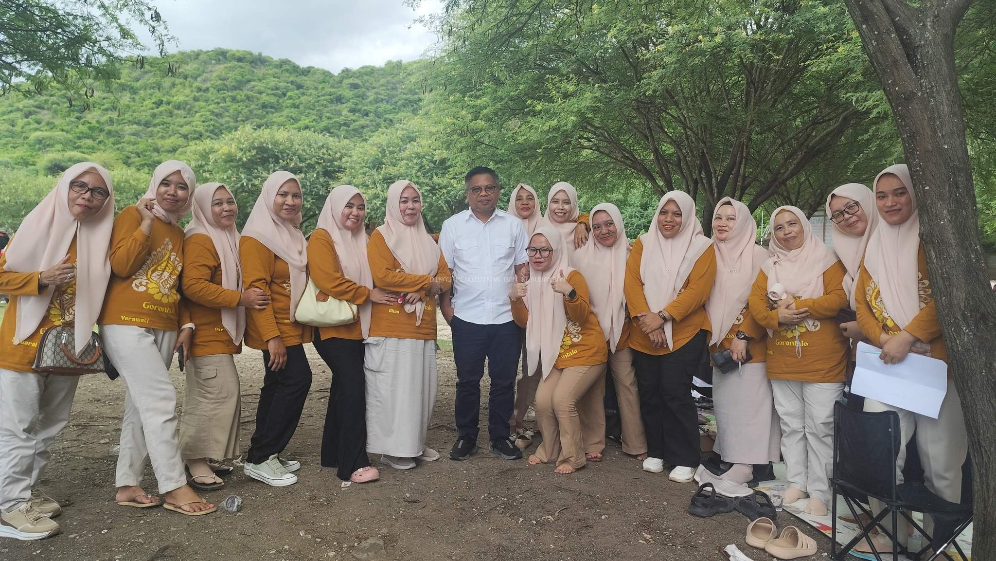 Akrab!! Jelang Pembinaan Oleh Bupati, Kadis Dikbud Bonebol Diajak Swafoto Guru di Pantai Kurenay