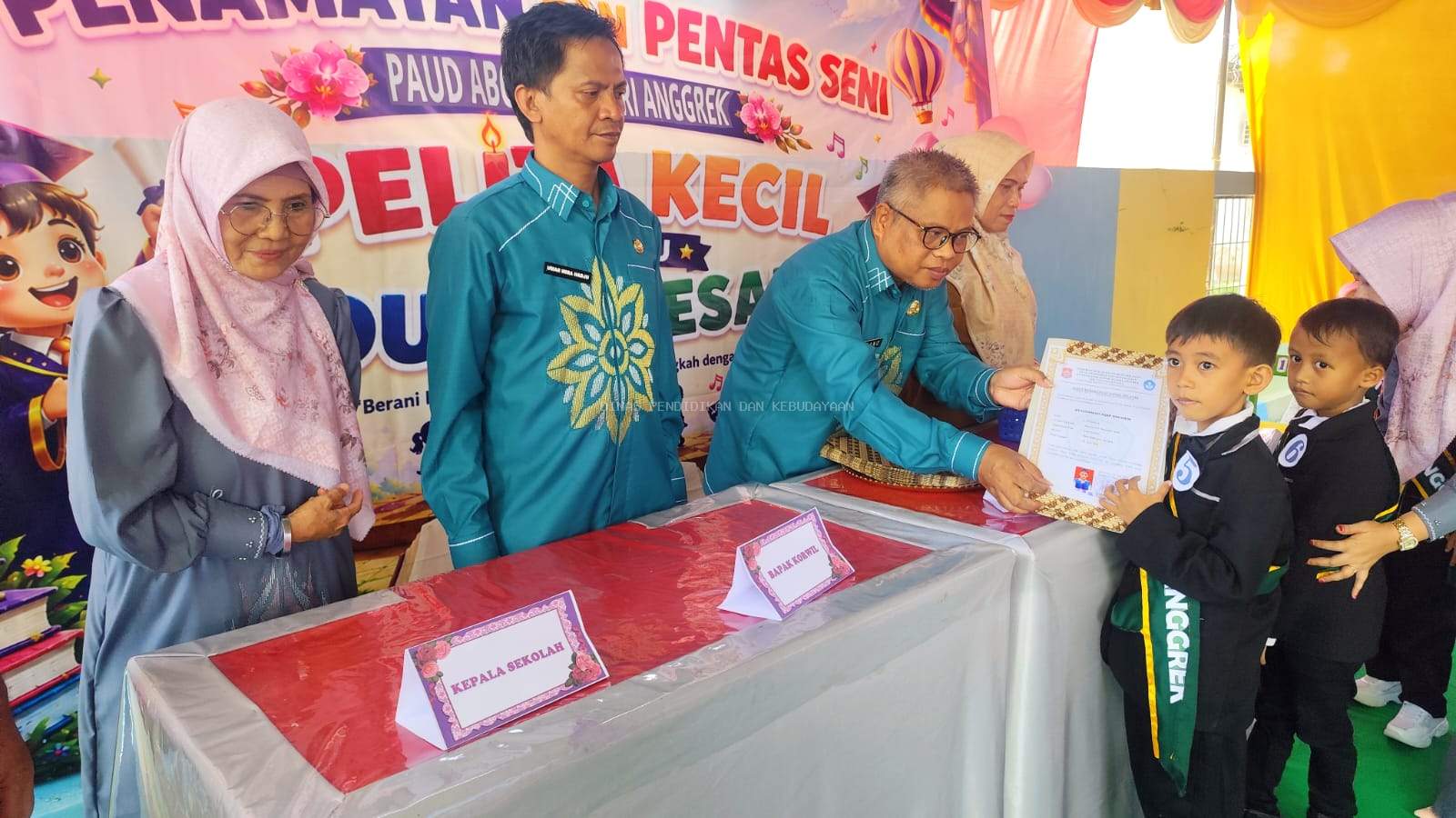 Lahirkan Generasi Kreatif, PAUD ABC dan TK Negeri Anggrek Suwawa Sukses Gelar Pentas Seni Kelulusan