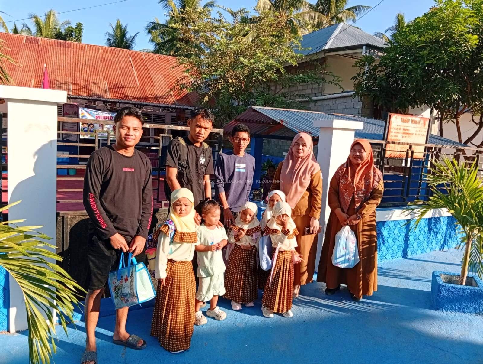 Ayah di Bone Bolango Ramai - Ramai Antar Anak ke Sekolah