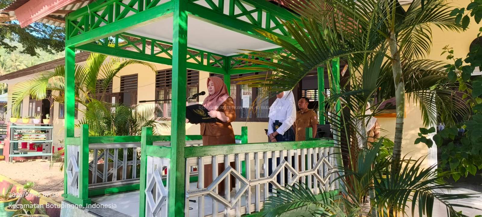 Hari Pertama Sekolah, Kabid PTK Pimpin Apel Pagi dan Pantau Kedisiplinan Guru di SMP Negeri 1 Botupingge