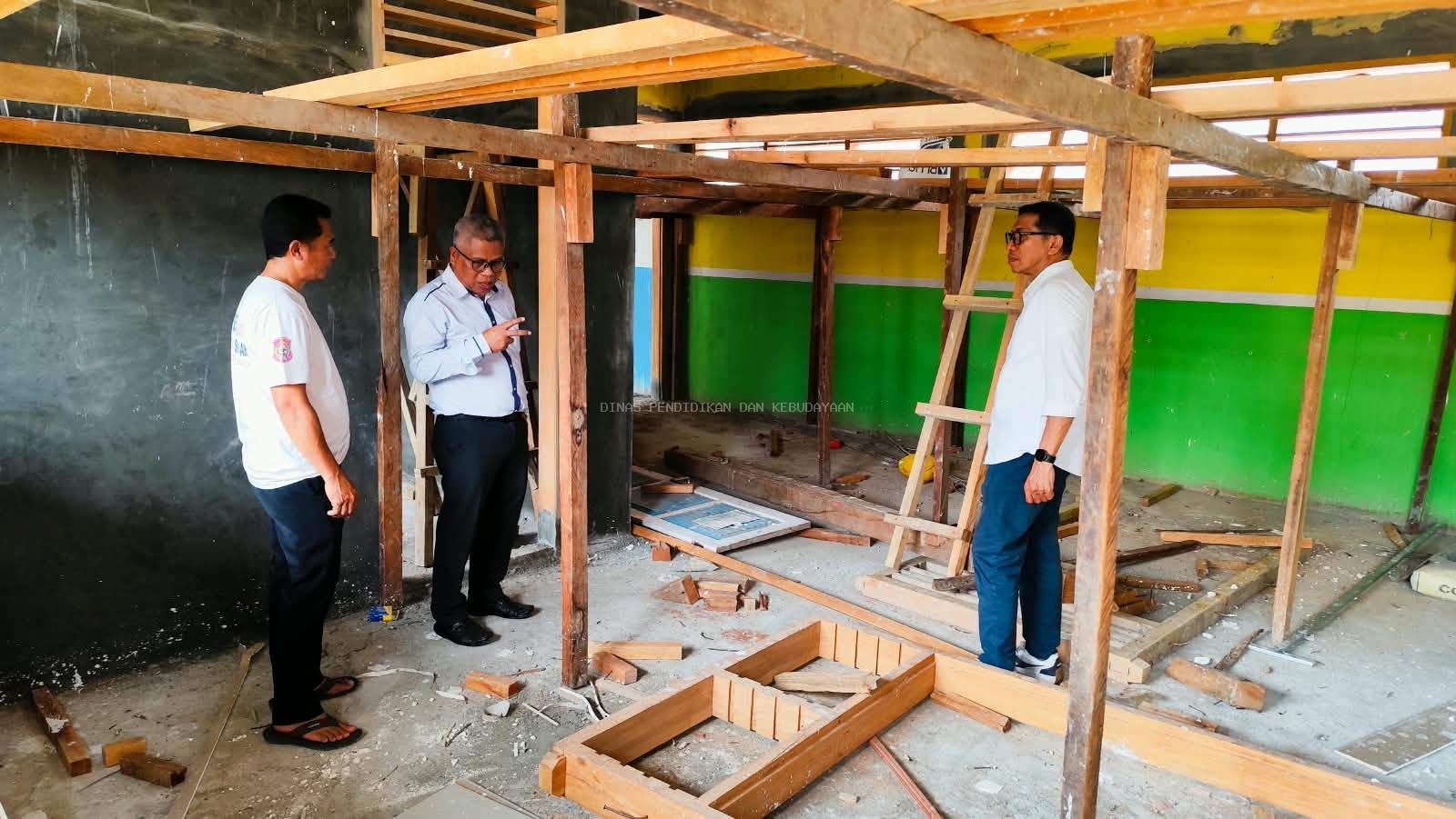 Kadis Pendidikan dan Kebudayaan Bone Bolango Tinjau Langsung Program Revitalisasi di SDN 4 Bone Raya