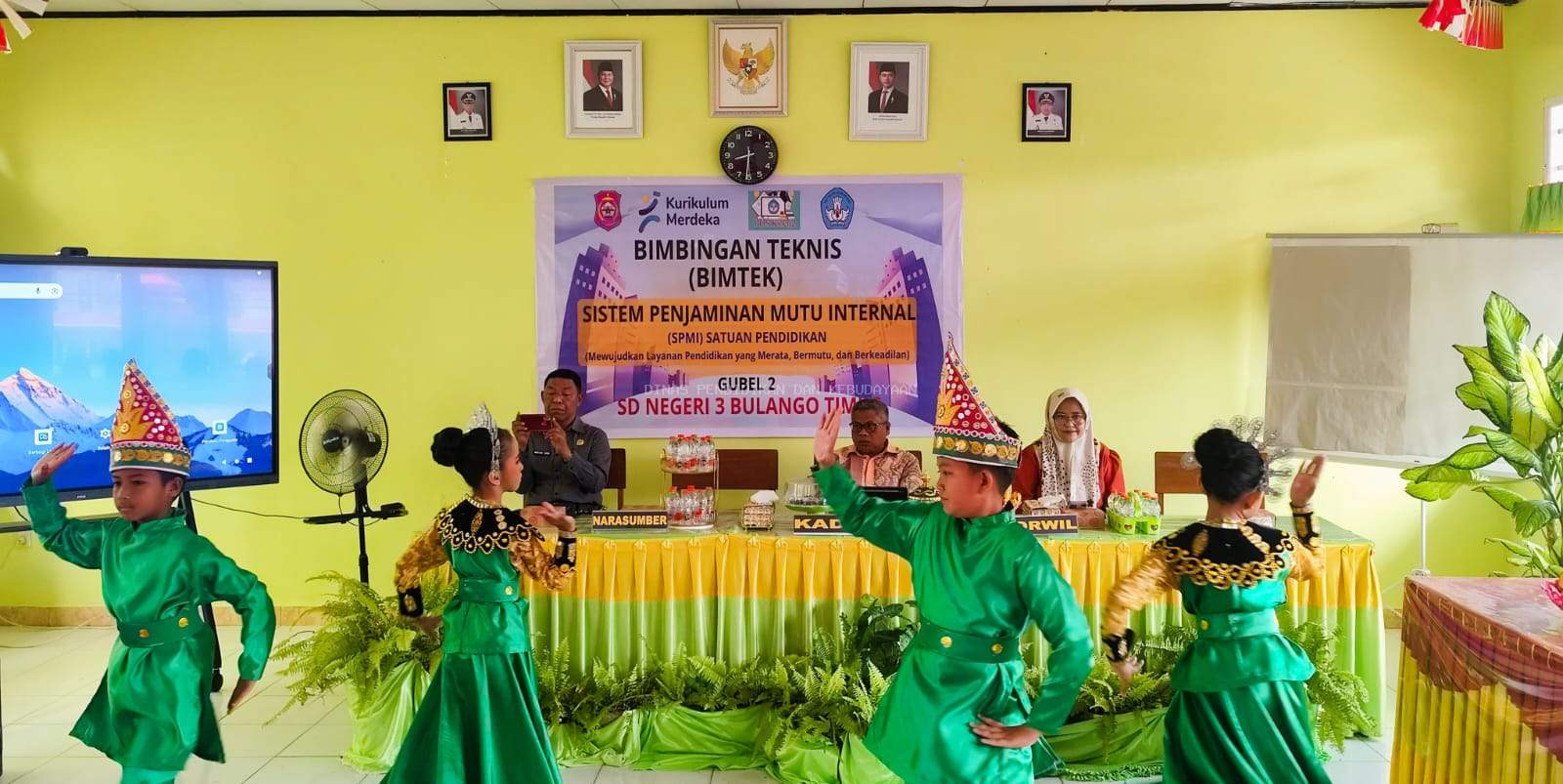 Tarian Moleleyangi Buka Bimtek BOS Kinerja Gugus Belajar 2