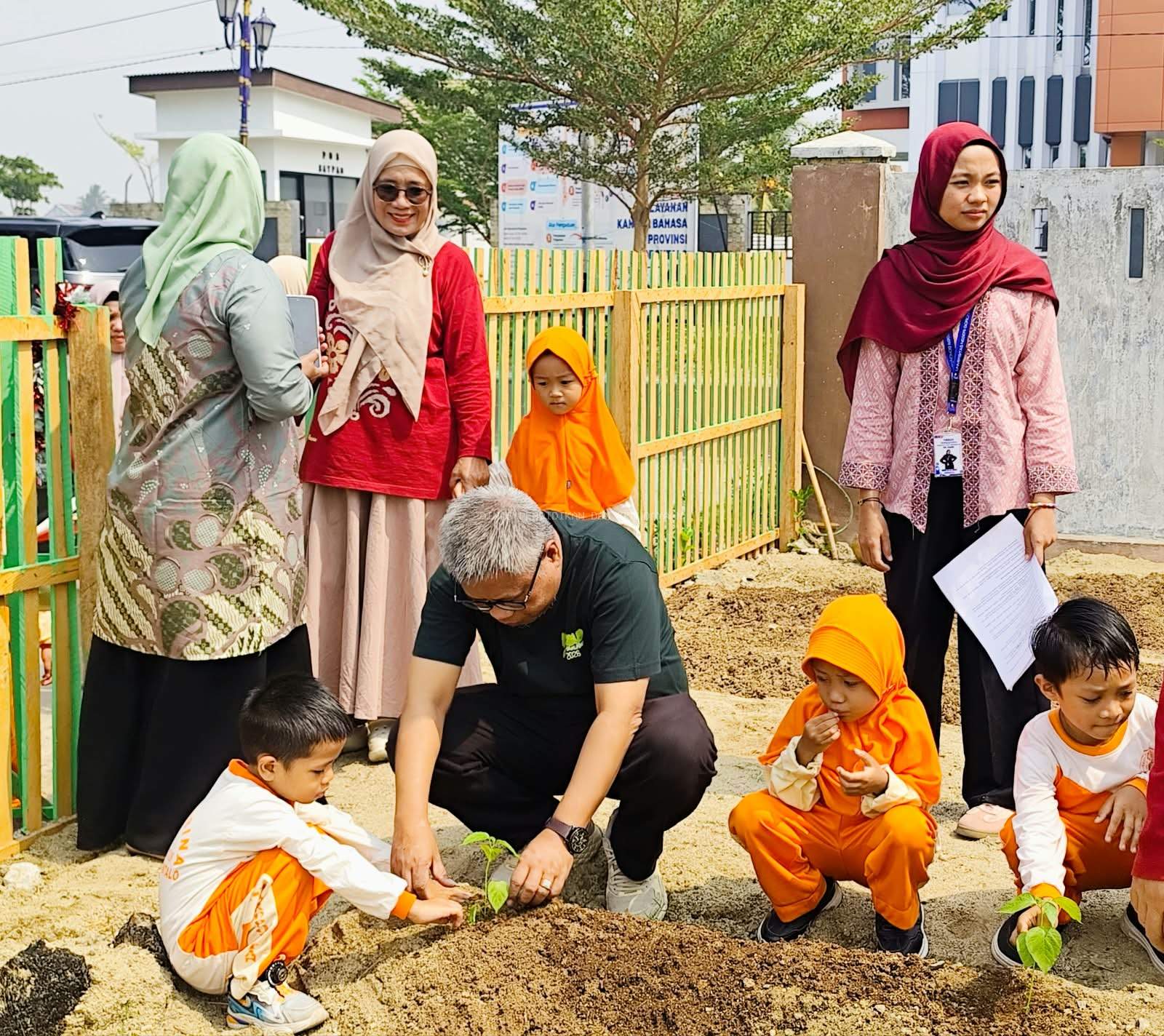 Wujudkan Edukasi Berbasis Alam, TK Pembina Agropolitan Luncurkan Kebun Cilik